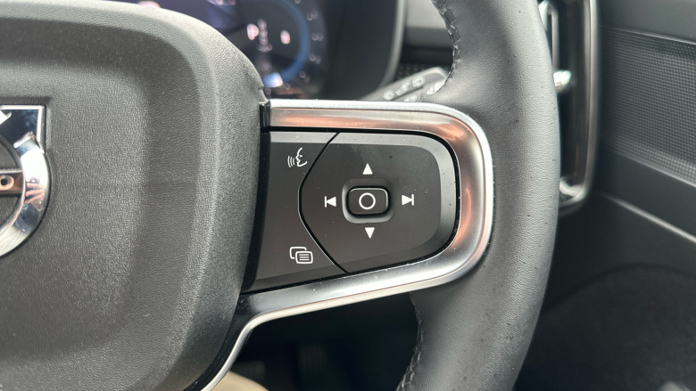 Volvo XC40 2.0 B4P Plus Dark 5dr Auto Petrol Estate